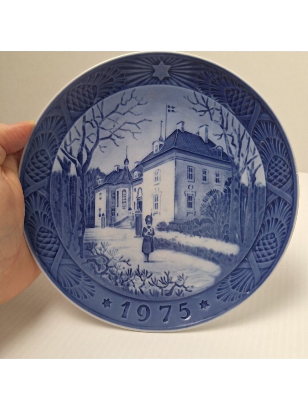 1975 ROYAL COPENHAGEN DENMARK "THE QUEEN'S CHRISTMAS RESIDENCE" KAI LANGE PLATE